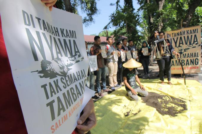 Sejumlah aktifis lingkungan berunjuk rasa di depan Pengadilan Negeri (PN) Surabaya, Jawa Timur, Kamis (18/2).