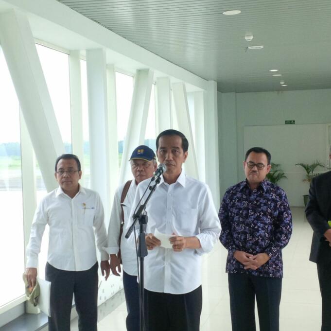 Presiden Jokowi saat Konferensi Pers di Bandara Supadio Pontianak