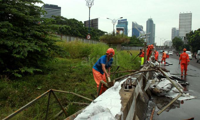 Pembongkaran tersebut dilakukan untuk dijadikan taman dan ruang terbuka hijau.