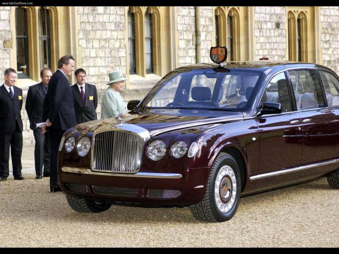 Ratu Inggris dengan Bentley State Limousine Miliknya