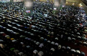 Ribuan Umat Muslim Salat Gerhana Di Istiqal