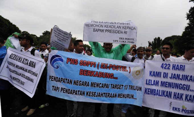 PNS Ditjen Sumber Daya dan Perangkat Pos Informatika (SDPPI) serta Ditjen Penyelenggaraan Pos dan Informatika (PPI) melakukan aksi di depan Istana Merdeka Jakarta, Rabu (2/3).
