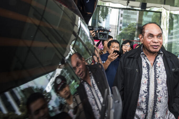 Mantan Menteri Perhubungan Freddy Numberi berjalan keluar seusai menjalani pemeriksaan di gedung KPK, Jakarta, Selasa (15/3).