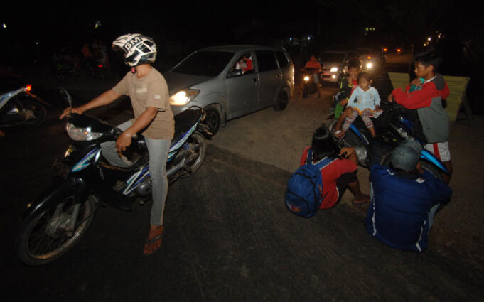 Warga mengungsi setelah terjadinya gempa berpotensi tsunami di Kota Padang, Sumatera Barat, Rabu (2/3).
