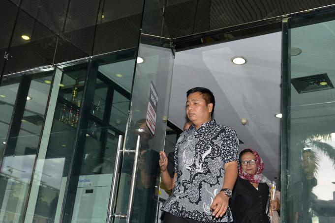 Wakil Ketua Komisi V DPR Lasarus keluar dari gedung KPK usai menjalani pemeriksaan, Jakarta, Selasa (1/3).