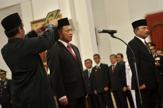 Irjen Polisi Tito Karnavian (kiri) mengucapkan sumpah jabatan sebagai Kepala Badan Nasional Penanggulangan Terorisme (BNPT) bersama Laksamana Muda TNI Arie Soedewo (kanan) sebagai Kepala Badan Keamanan Laut (Bakamla) yang dipimpin oleh Presiden Joko Widodo