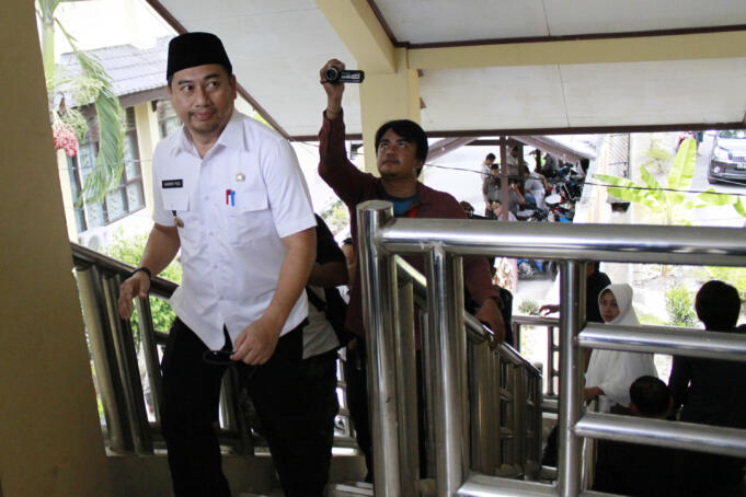 Bupati Bone Bolango Hamim Pou memenuhi panggilan Kejaksaan Tinggi Gorontalo untuk diperiksa terkait kasus korupsi dana Bansos tahun 2011-2012 di Gorontalo, Kamis (17/3).