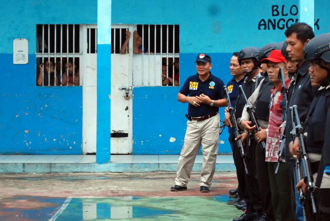 Petugas Kepolisian bersenjata lengkap berjaga di depan kamar tahanan ketika razia seluruh ruangan yang dihuni warga binaan di Lembaga Pemasyarakatan Kelas II-A Pekanbaru, di Pekanbaru, Riau, Senin (7/3).