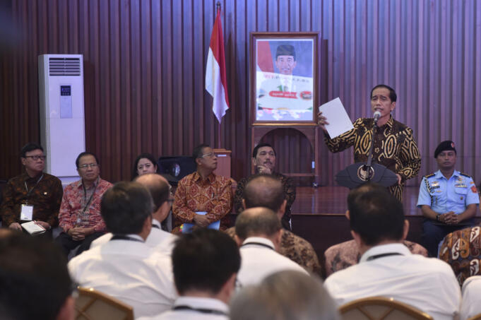 Presiden Joko Widodo (kedua kanan) menyampaikan arahan dalam Rapat Kerja antara Pemerintah dengan Pimpinan Kementerian/Lembaga dan pejabat eselon I Kementerian/Lembaga di Kementerian Pekerjaan Umum dan Perumahan Rakyat, Jakarta