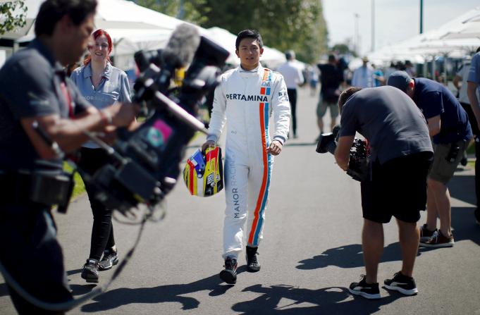 Pebalap Manor Racing Rio Haryanto berjalan untuk pemotretan pebalap sebelum dimulainya Formula 1 GP Australia di Melbourne, Kamis (17/3).