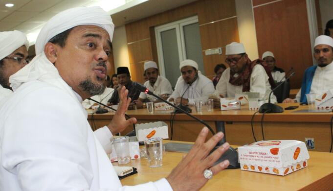 Dialog Ketua Umum Front Pembela Islam-Habib Muhammad Rizieq Shihab dengan sejumlah anggota DPRD DKI Jakarta saat aksi unjuk rasa mendesak DPRD untuk melengserkan Ahok melalui hak menyatakan pendapat terkait sejumlah undang-undang yang dilanggar dan KPK segera menetapkan Ahok sebagi tersangka dalam kasum pembelian lahan Rumah Sakit Sumber Waras. Foto: Aktual.com/Chienk