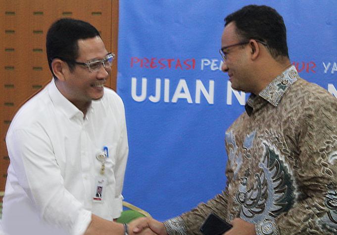 Menteri Pendidikan dan Kebudayaan Republik Indonesia Anies Baswedan menyampaikan ucapan terimakasih kepada Telkom yang diwakili oleh Vice Presiden Corporate Communication Arif Prabowo atas dukungan Telkom dalam pelaksanaan UNBK dalam acara yang berlangsung di di Kantor Kemendikbud Jakarta,