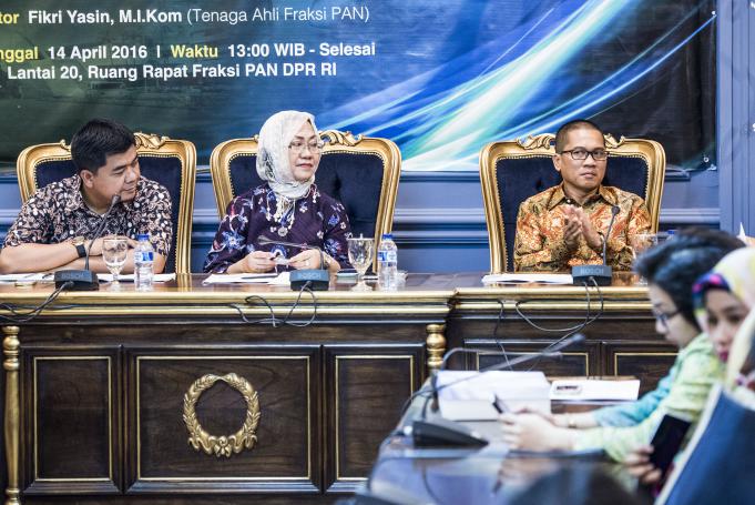 Anggota Komisi II DPR Fraksi PAN Yandri Susanto (kanan) didampingi Pengamat Politik LIPI Prof Siti Zuhro (tengah) dan Komisioner KPU Juri Ardianto (kiri) menjadi pembicara dengan tema Dialog Revisi UU Pilkada di Fraksi PAN, Komplek Parlemen Senayan, Jakart