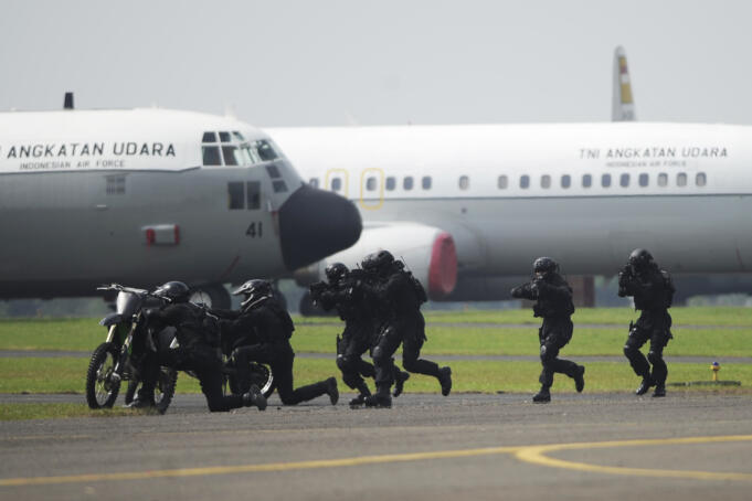 Pasukan Khas TNI AU melakukan simulasi pembebasan sandera dalam upacara HUT Ke-70 TNI AU di Pangkalan Udara Halim Perdanakusuma, Jakarta, Sabtu (9/4).