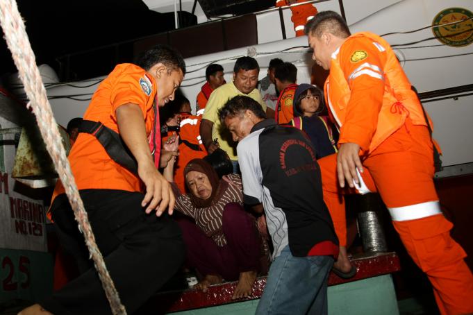 73 penumpang KM Mitra Nusantara GT 32 berhasil dievakuasi Tim Basarnas, di Kendari, Sulawesi Tenggara, Minggu (10/4).