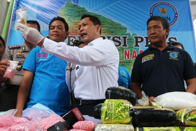 Kepala Badan Narkotika Nasional (BNN) Komjen Pol Budi Waseso (kedua kanan) didampingi Deputi Pemberantasan BNN Irjen Pol Arman Depari (kedua kiri), dan Kepala BNN Provinsi Sumut Brigjen Pol Andi Loedianto (kanan) menunjukan barang bukti narkoba saat gelar