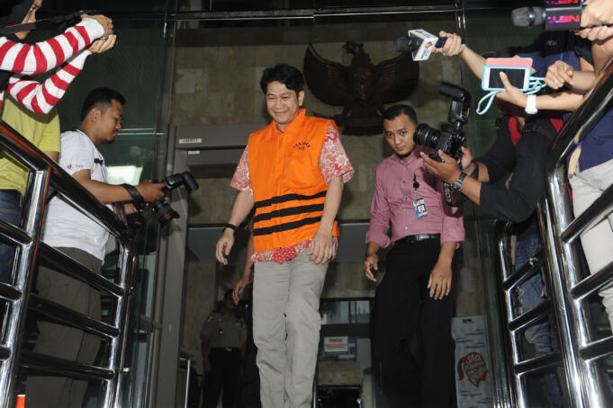 Karyawan PT Agung Podomoro Land (APLN) Trinanda Prihantoro (kiri) keluar dari Gedung KPK usai menjalani pemeriksaan di Jakarta, Jumat (29/4).