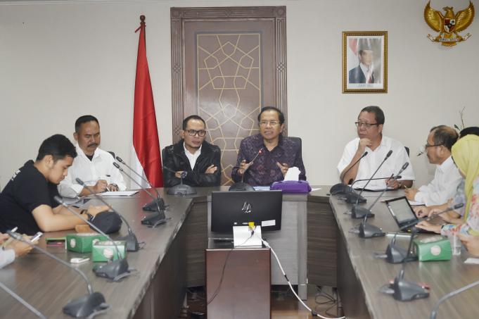 Menteri Koordinator Bidang Kemaritiman Rizal Ramli (keempat kanan) bersama Menteri Ketenagakerjaan Hanif Dhakiri (ketiga kiri) memaparkan hasil rapat koordinasi membahas kompetensi tenaga kerja bidang kemaritiman, Jakarta, Selasa (19/4).