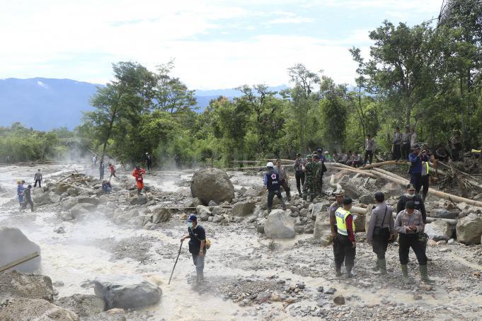 Petugas gabungan menyisir lokasi longsor di areal pembangunan Pembangkit Listrik Tenaga Panas Bumi (geothermal) PT Pertamina Gheotermal Energy (PGE) di Kecamatan Lebong Selatan, Kabupaten Lebong, Bengkulu, Sabtu (30/4)