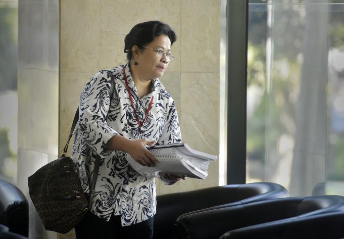 Wakil Ketua Badan Legislasi Daerah DKI Merry Hotma memenuhi panggilan penyidik Komisi Pemberantasan Korupsi (KPK) untuk diperiksa sebagai saksi dalam kasus dugaan suap Raperda tentang Reklamasi Teluk Jakarta dengan tersangka M Sanusi, Jakarta, Senin (18/4)