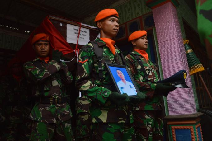 Prajurit TNI mengusung peti jenazah Kopda Beni Piyandi dari rumah duka menuju Tempat Pemakaman Umum (TPU) Purwodadi, Barat, Kabupaten Magetan, Jatim, Kamis (7/4)