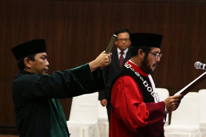 Wakil Ketua Mahkamah Konstitusi (MK) Anwar Usman (kanan) mengucapkan sumpah jabatan seusai pemilihan Wakil Ketua MK di Gedung MK, Jakarta, Senin (11/4)