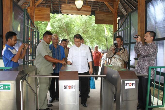 Menteri Komunikasi dan Informatika Republik Indonesia Rudiantara mencoba layanan e-ticketing di Keraton Kasepuhan Cirebon sebagai salah satu destinasi wisata unggulan Kota Cirebon Jawa Barat.