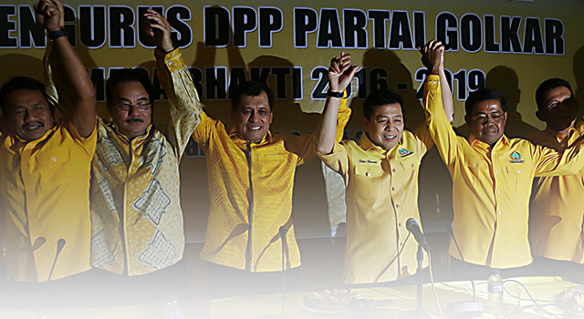 Ketua Umum Partai Golkar Setya Novanto (ketiga kanan) bersama Sekjen Partai Idrus Marham (kedua kanan), Ketua Harian Nurdin Halid (ketiga kiri) bersama tim formatur mengangkat tangan bersama saat pengumuman pengurus Partai Golkar periode 2016-2019 di Jakarta, Senin, (30/5). (antara)