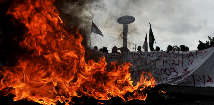 Sejumlah mahasiswa yang tergabung dalam Aliansi Gerakan Mahasiswa YASPI berunjukrasa memperingati Hari Pendidikan Nasional di Makassar, Sulawesi Selatan, Senin (2/5).