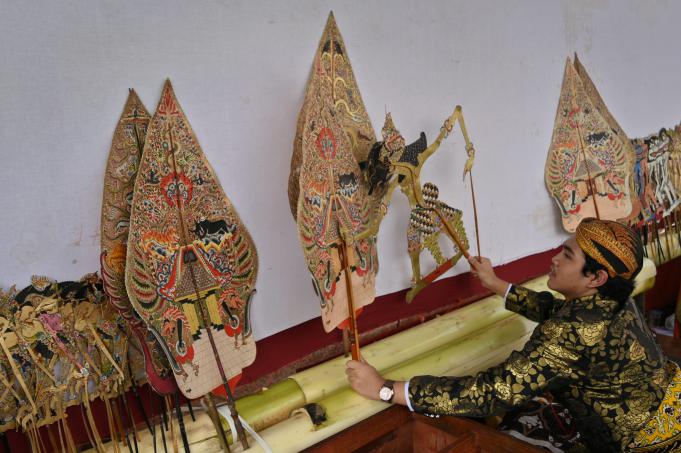 Dalang anak Nitratama Ahya Budiawan (14) mementaskan wayang kulit dengan lakon 'Dewa Ruci' pada pementasan bersama lima dalang anak dan remaja di Museum Ranggawarsita Semarang, Jateng, Senin (16/5).