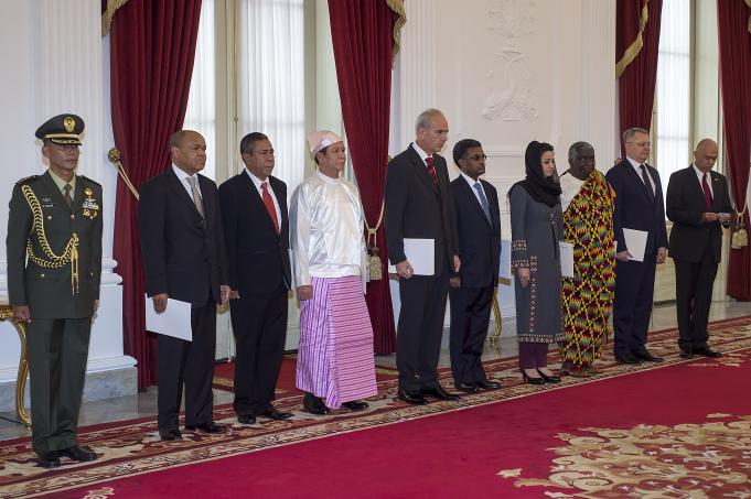Delapan orang Duta Besar Luar Biasa dan Berkuasa Penuh (LBBP) dari negara-negara sahabat bersiap menyerahkan Surat-Surat Kepercayaan kepada Presiden Joko Widodo di Istana Merdeka, Jakarta, Selasa (31/5).