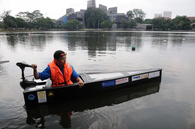 Sejumlah mahasiswa UI yang tergabung dalam Solar Board Team (SBT), Hydros Team (HT), dan Autonomous Marine Vehicle Team (AMVT) menguji coba kapal inovasi mereka yang akan berangkat berkompetisi mewakili Indonesia pada ajang perlombaan bertemakan maritim d