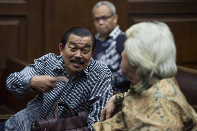 Tiga terdakwa kasus dugaan suap persetujuan APBD Provinsi Sumatera Utara, Saleh Bangun (kiri), Chaidir Ritonga (tengah) dan Ajib Shah (kanan) menunggu dimulainya sidang lanjutan di Pengadilan Tipikor, Jakarta Pusat, Rabu (18/5).