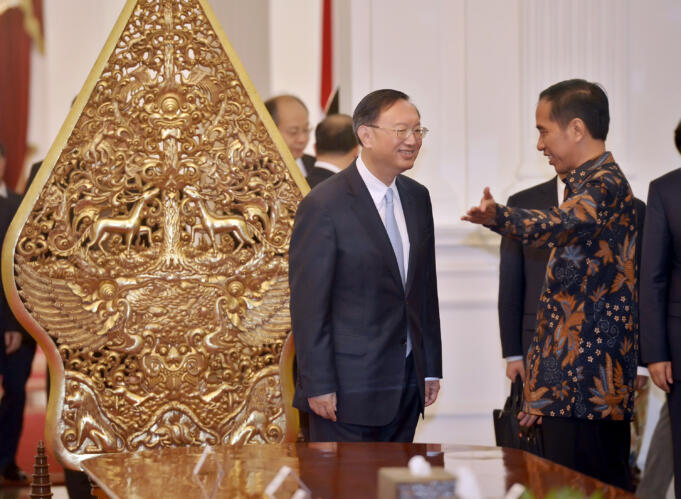 Presiden Joko Widodo (kanan) berdialog dengan Wakil Perdana Menteri Tiongkok Yang Jiechi (kiri) saat kunjungan kerja membahas peningkatan kerja sama bilateral sektor ekonomi, di Istana Merdeka, Jakarta, Senin (9/5).