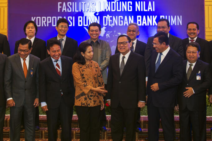 (Baris bawah) Menteri BUMN Rini Soemarno (ketiga kiri) didampingi Gubernur BI Agus Martowardojo (ketiga kanan), Deputi Gubernur Senior Mirza Adityaswara (kedua kiri), Dirut BNI Achmad Baiquni (kedua kanan), Dirut BRI Asmawi Syam (kiri), Wadirut Bank Mandir