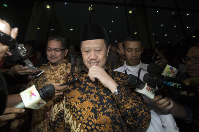 Ketua Komisi Yudisial Aidul Fitriciada Azhari memberi keterangan kepada wartawan mengenai kunjungannya ke KPK, Jakarta, Selasa (24/5)