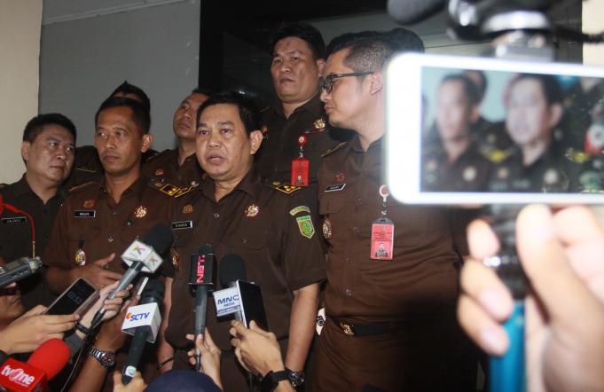 Asisten Pidana Umum Kejaksaan Tinggi DKI Jakarta M Nasrun (tengah) didampingi Humas Kajati DKI Jakarta Waluyo (kiri) saat memberikan keterangan Pers mengenai Kasus pembunuhan perkara kasus kopir beracun yang menjerat Jessica Wongso di Kajati DKI Jakarta, J