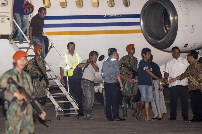 Sejumlah anak buah kapal (ABK) WNI yang menjadi korban sandera kelompok militan Abu Sayyaf, berjabat tangan dengan perwakilan Pemerintah saat tiba di Lanud Halim Perdanakusuma, Jakarta, Minggu (1/5).