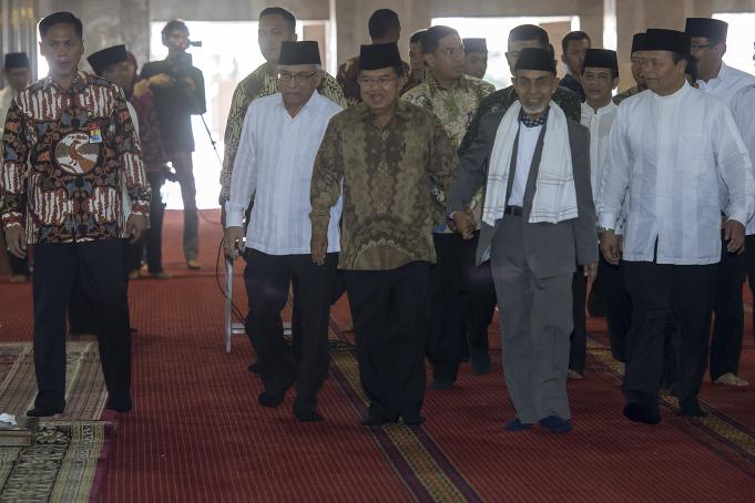 Wapres Jusuf Kalla (ketiga kanan), Wakil Ketua MPR Hidayat Nur Wahid (kanan), dan Pimpinan Pondok Modern Darussalam Gontor KH Hasan Abdullah Sahal (kedua kanan) berjalan bersama menuju ruang acara Kesyukuran 90 Tahun Gontor di Masjid Istiqlal, Jakarta, Sab