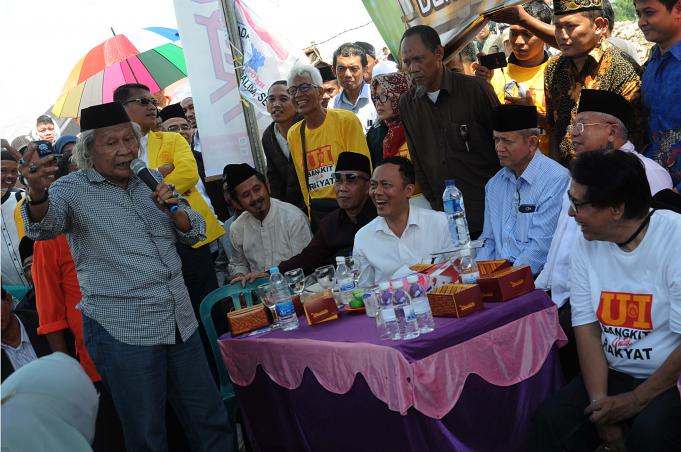 Budayawan Betawi Ridwan Saidi (kiri) berdialog dengan Ketua Umum Majelis Ulama Indonesia (MUI) Ma'ruf Amin (kedua kanan) saat mengunjungi lokasi penggusuran di Pasar Ikan, Jakarta, Selasa (10/5).