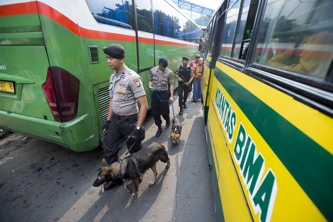 Personil Unit Satwa K-9 Polda Metro Jaya dan anjing pelacak khusus narkoba menyisir kawasan Terminal Kampung Rambutan ketika menggelar Operasi Pekat Jaya 2016 di Jakarta, Kamis (19/5).