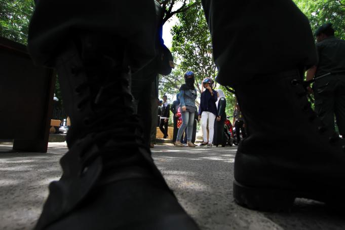 Warga pelanggar memakai celana ketat terjaring razia Polisi Wilayatul Hisbah (WH) saat berlangsung operasi penegakan Syariat Islam di Lhokseumawe, Provinsi Aceh, Rabu (25/5).