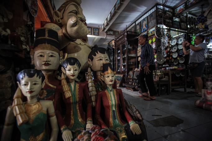 Pengunjung melihat-lihat barang antik dan kuno yang dijual di Pasar Windujenar, kawasan Ngarsopuro, Solo, Jawa Tengah, Senin (9/5).