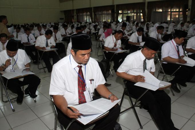 Sejumlah peserta mengikuti tes materi pembekalan integrasi petugas haji kloter Jawa Barat di Asrama Haji Embarkasi Jakarta-Bekasi, Bekasi, Jawa Barat, Selasa (24/5).