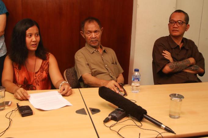 Budayawan Goenawan Mohamad (tengah) bersama Penulis Eliza Fitrihandayani (kiri) dan Ketua Dewan Kesenian Jakarta (DKJ) Irawan Karseno (kanan) berdiskusi tentang aksi pemberangusan buku untuk mencegah kebangkitan komunisme di Jakarta, Jumat (13/5)