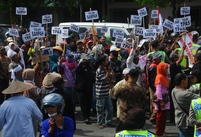 Sejumlah warga Troketon memblokir jalan saat melakukan aksi demo penolakan pembangunan tempat pemrosesan akhir sampah (TPAS) di depan kantor DPRD Klaten, Jawa Tengah, Rabu (11/5).