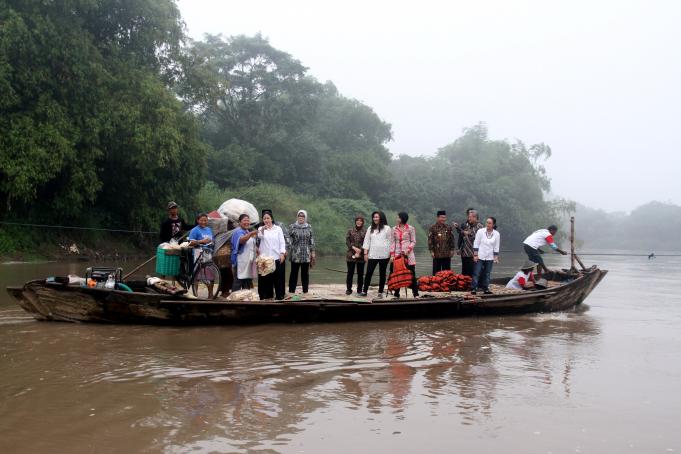 Menko Pembangunan Masyarakat dan Kebudayaan Puan Maharani (keempat kiri) berbincang dengan warga saat menyeberangi sungai Bengawan Solo menggunakan rakit di Kabupaten Sukoharjo, Jawa Tengah, Jumat (13/5).