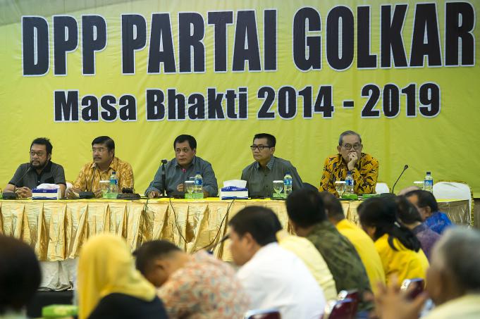 Ketua Panitia Pengarah Munaslub Partai Golkar Nurdin Halid (tengah) didampingi Sekretaris Panitia Pengarah Agun Gunandjar Sudarsa (kedua kanan), Wakil Ketua Penyelenggara Yorrys Raweyai (kiri), Ketua Komite Verifikasi Ibnu Munzir (kedua kiri) dan Ketua Kom