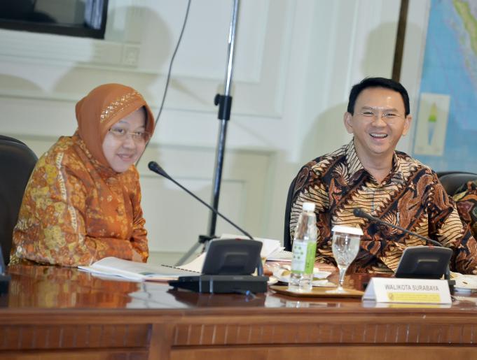 Gubernur DKI Basuki Tjahaja Punama (kanan) bersama Walikota Surabaya Tri Rismaharini (kiri) mengikuti Rapat Terbatas yang dipimpin Presiden Joko Widodo bersama Menteri Kabinet Kerja membahas Penilaian Standar Bisnis di Kantor Presiden, Jakarta, Senin (9/5)