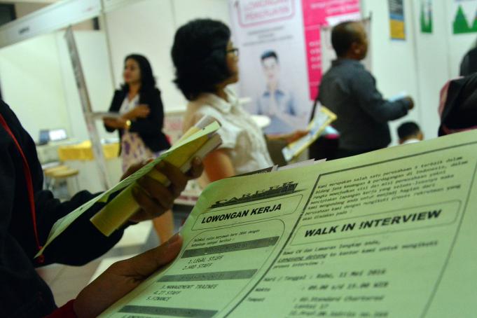 Sejumlah pencari kerja mencari informasi saat mendatangi Spectacular Job Fair 2016 di Istora Senayan, Jakarta, Selasa (10/5)